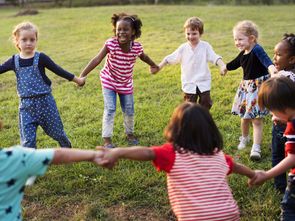 Kinder spielen im Kreis